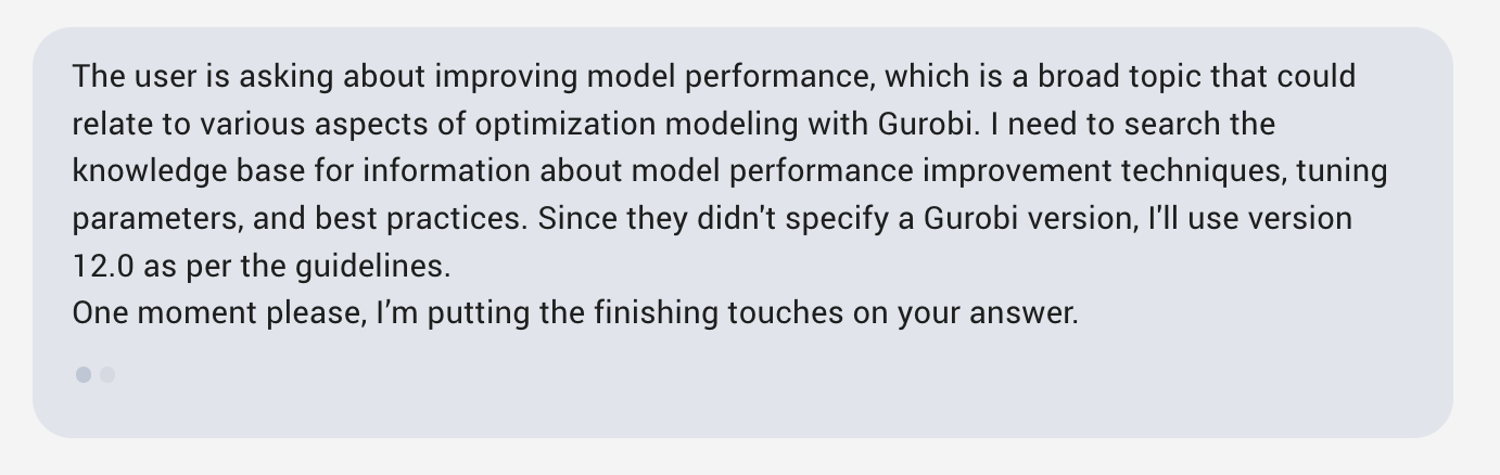 チャットアシスタントのメッセージには、ユーザーがGurobiを使用したモデル性能の向上について質問したことが書かれています。アシスタントは、デフォルトでGurobiバージョン12.0を使用し、ナレッジベースからテクニック、チューニングパラメータ、ベストプラクティスを検索します。アシスタントは、回答を最終的な回答を作成中だと述べています。